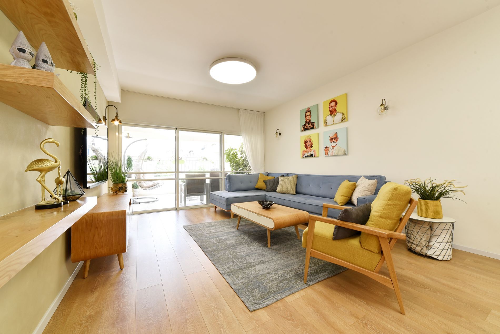 סלון עם ספה כחולה, כיסאות צהובים ושולחן קפה.