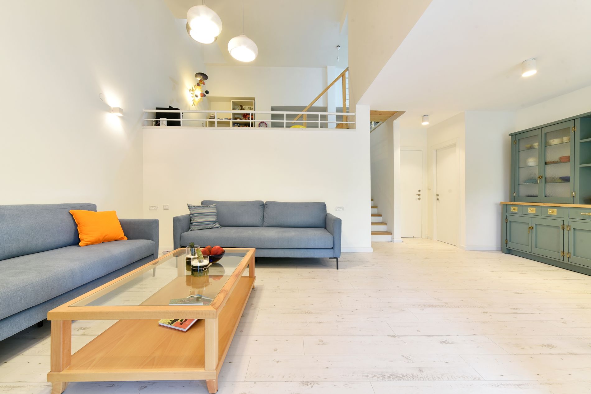 סלון עם שתי ספות ושולחן קפה