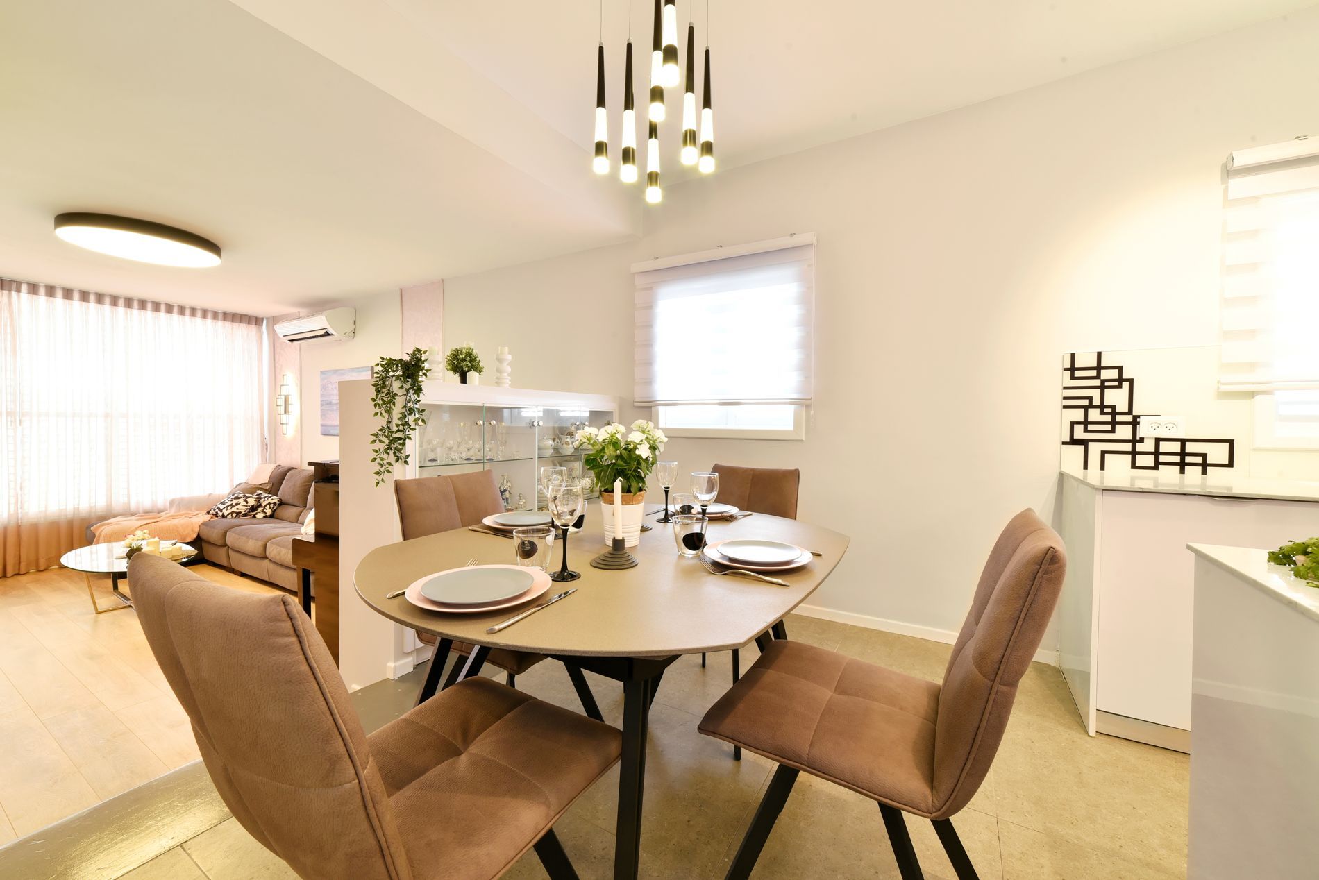 חדר אוכל עם שולחן וכיסאות ונברשת.