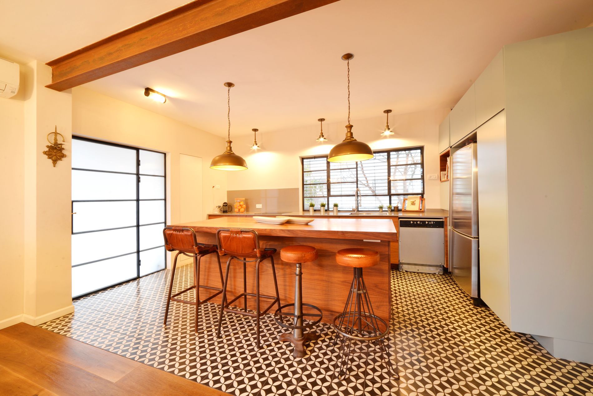 מטבח עם אי גדול ושרפרפים