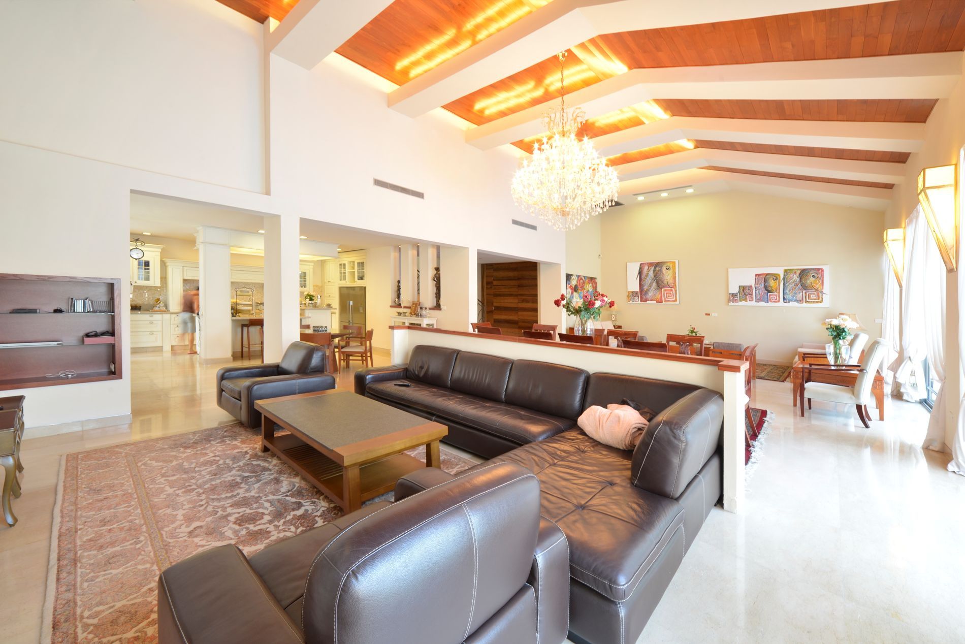 סלון מלא ברהיטים ונברשת.