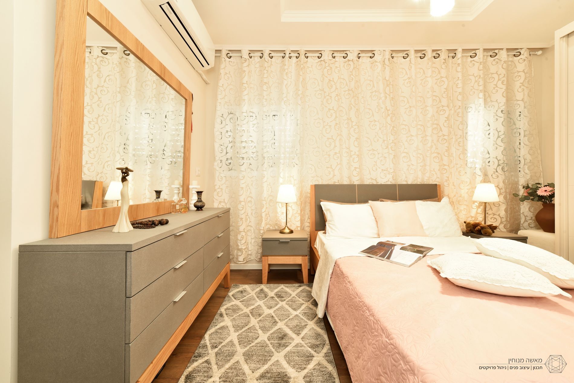 חדר שינה עם מיטה, שידה, מראה ושידה.