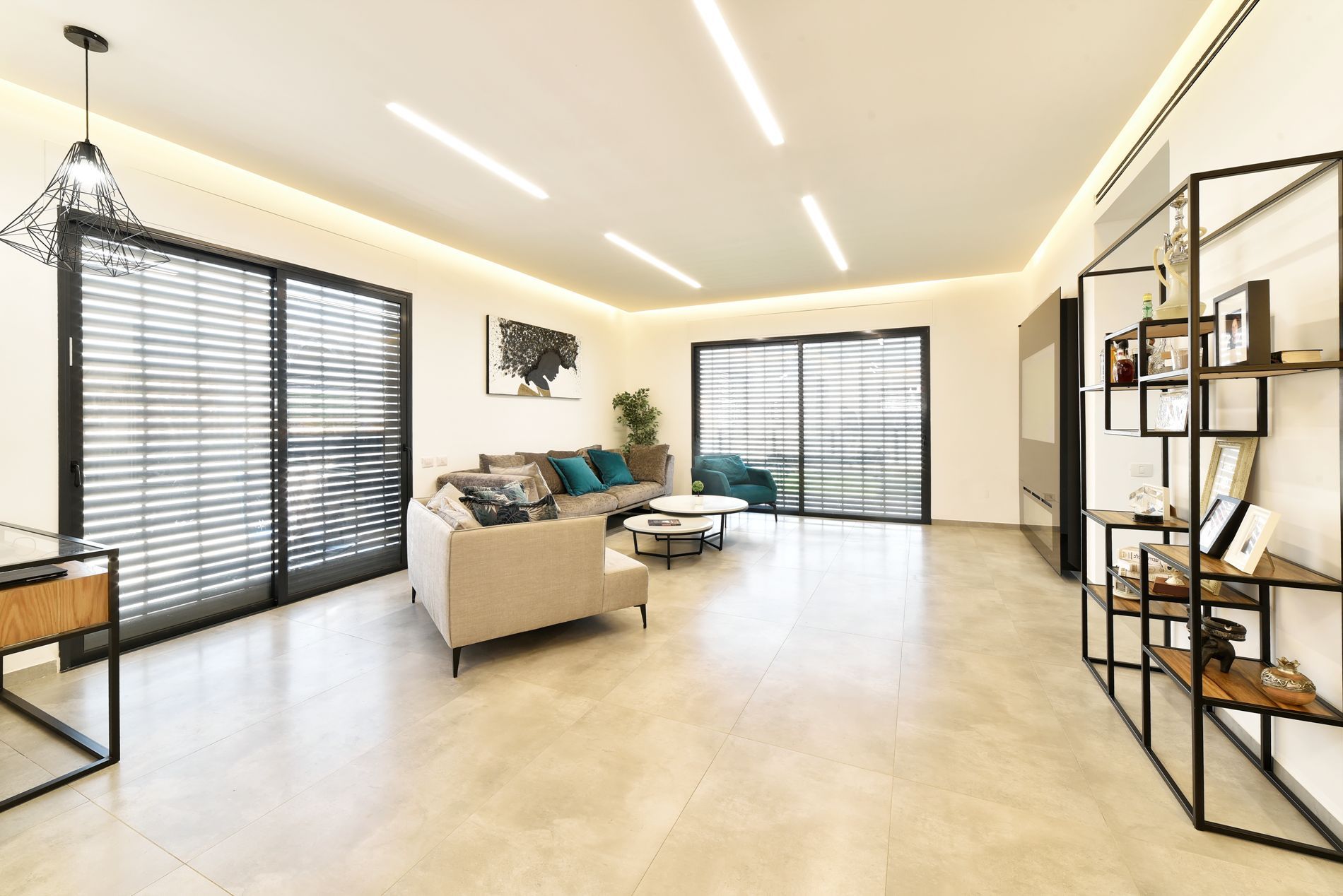 סלון עם ספה, שולחן ודלתות הזזה מזכוכית.