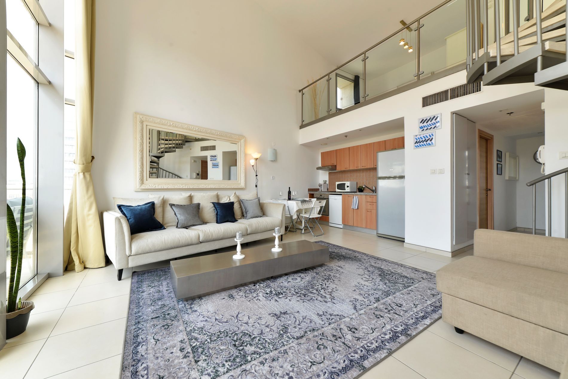 סלון עם ספה, שולחן קפה ושטיח.