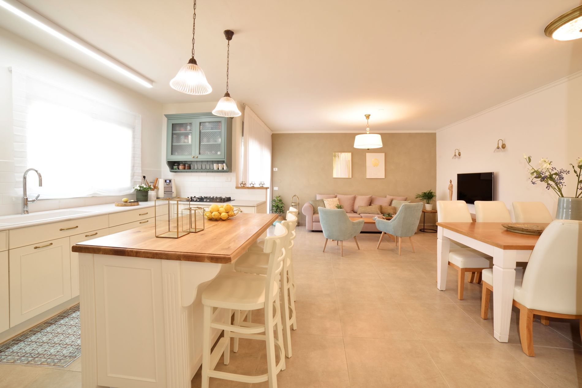 מטבח וחדר אוכל בבית עם שולחן וכיסאות.
