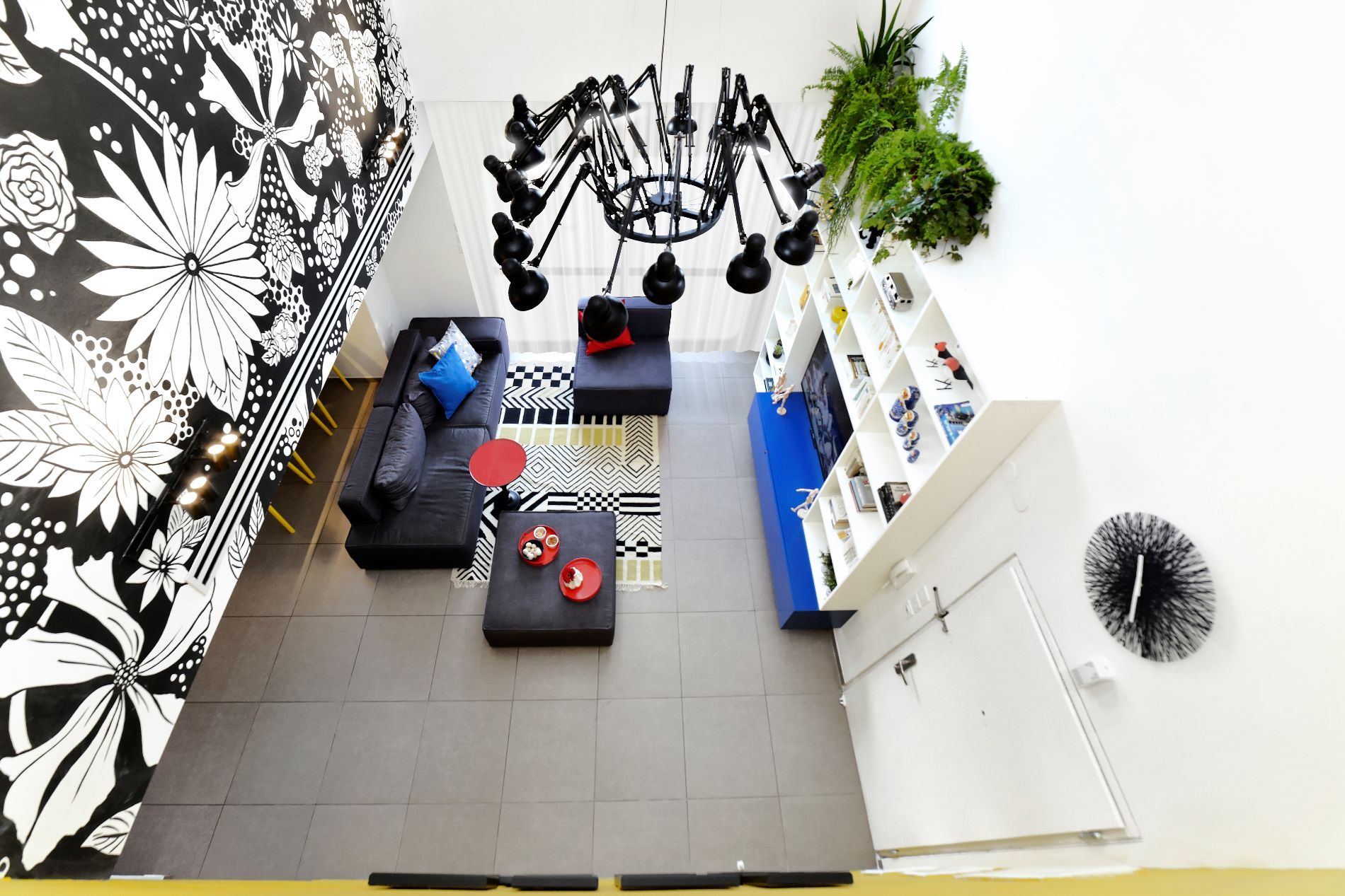 מבט אווירי של סלון עם ספה ונברשת