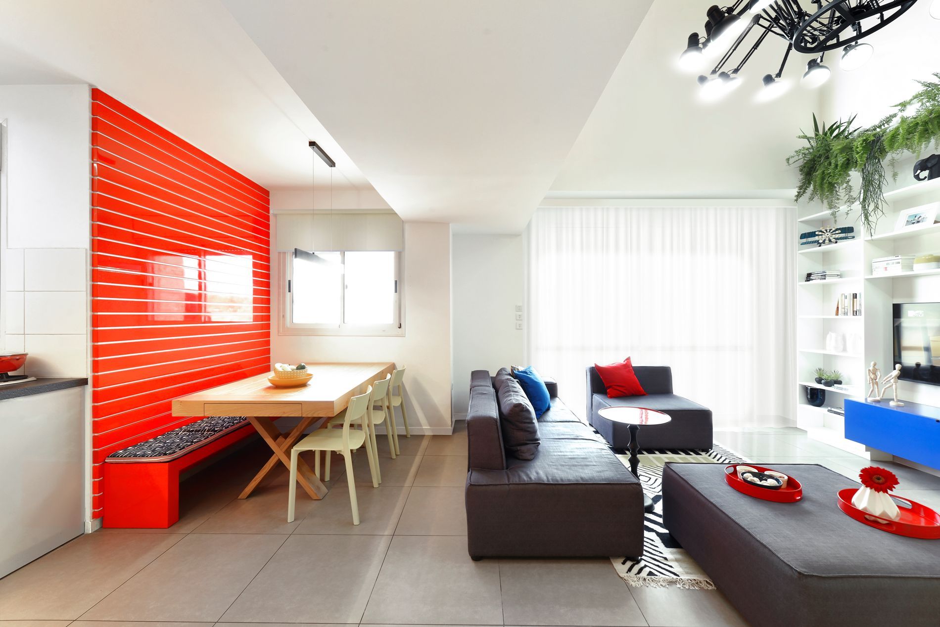 סלון עם ספה שולחן וכיסאות