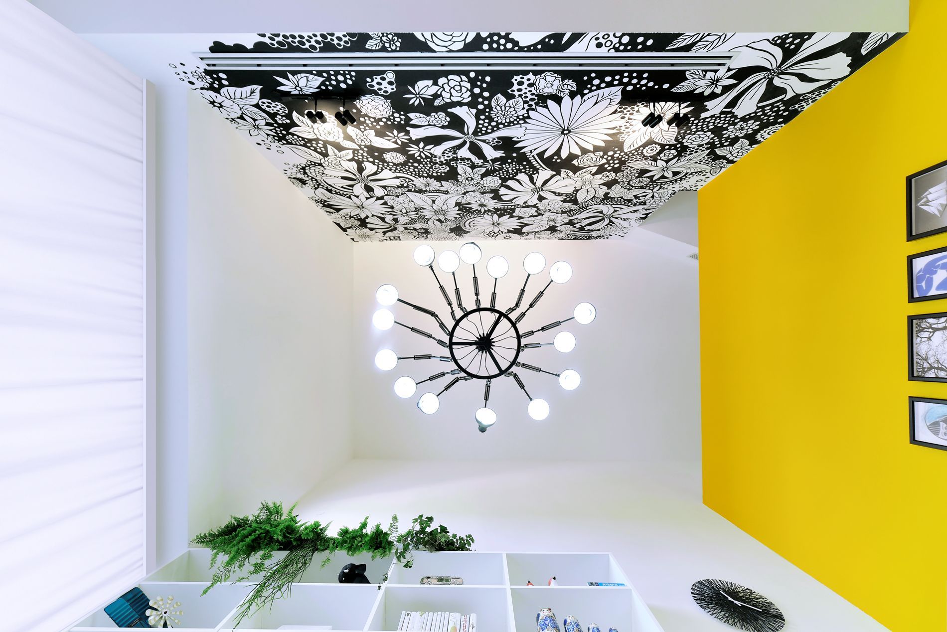 חדר עם שעון על התקרה וקיר צהוב