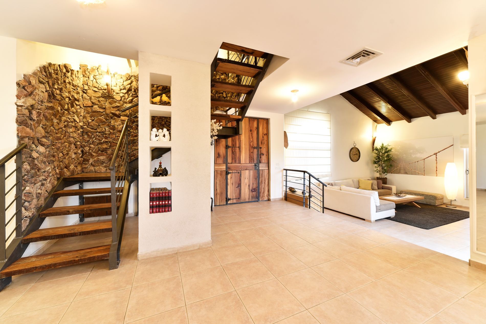 סלון עם גרם מדרגות המוביל לקומה השנייה