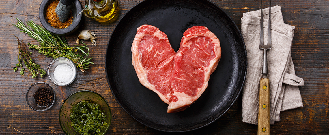 bistecca cruda in un piatto