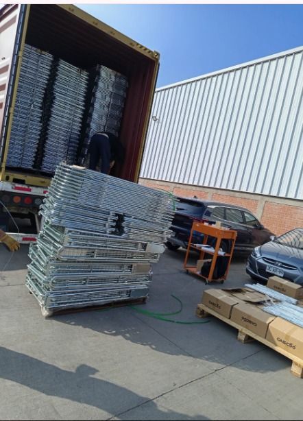 Se está cargando una pila de cajas de metal en un camión.