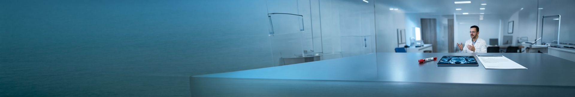 Médico urologista em consultório com exames de PSA e ressonância magnética da próstata sobre a mesa