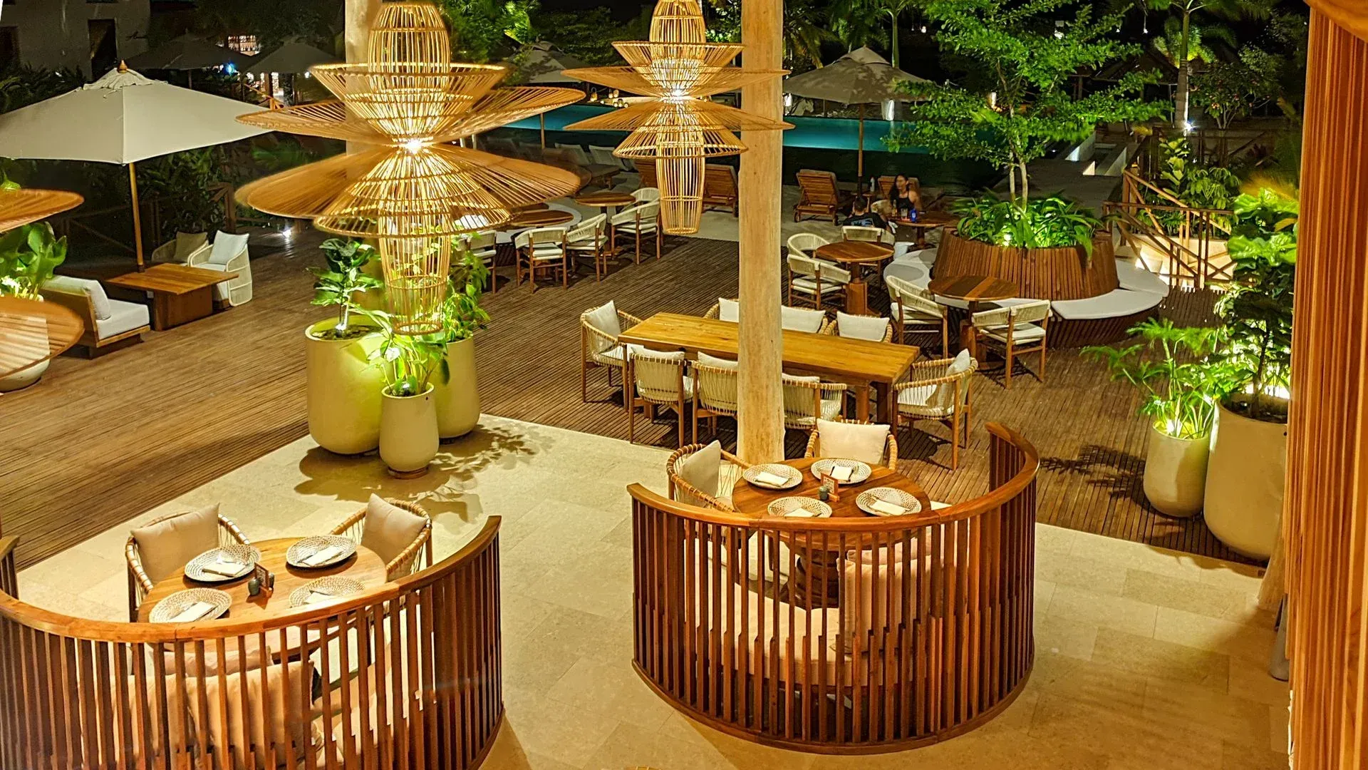 Restaurante al aire libre de Aimarawa, uno de los hoteles en San Antero con ambiente tropical.