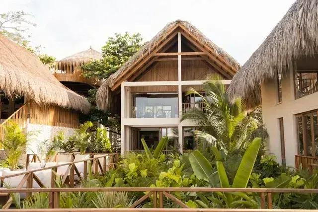 Exterior de Aimarawa Hotel en Palomino con bungalows de lujo y jardines tropicales, ideal para vacaciones frente al mar Caribe.