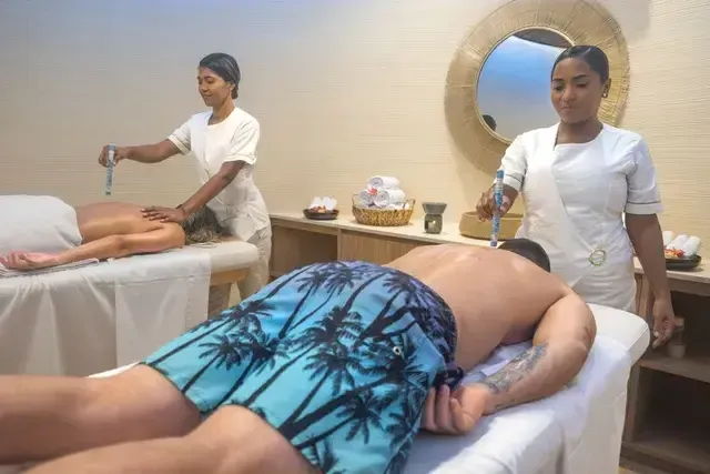 Sesión de spa en pareja en el Hotel Aimarawa con masajes relajantes, ambiente íntimo y terapias de bienestar para huéspedes.