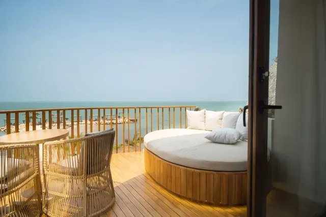 Terraza privada del Hotel Aimarawa en San Antero con cama redonda, mesa y vista al mar Caribe.
