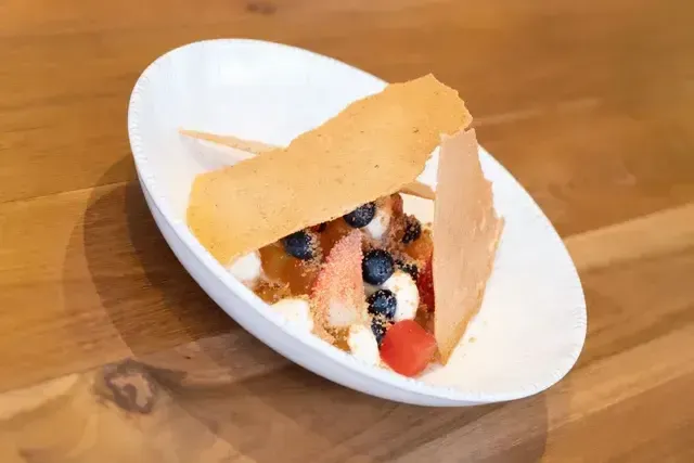 Postre gourmet con frutos rojos y crocante artesanal en el restaurante del Hotel Aimarawa San Antero Córdoba.