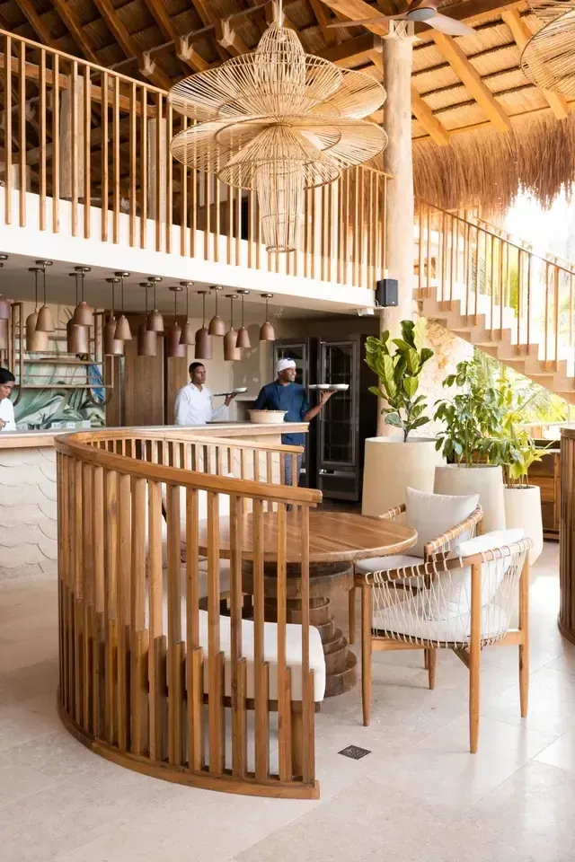 Restaurante en Hotel Aimarawa San Antero con diseño en madera y gastronomía típica del Caribe colombiano.