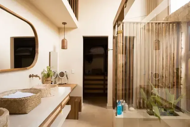 Baño de lujo en Aimarawa Punta Bolívar con diseño en madera y piedra, alojamiento sostenible y exclusivo frente al mar Caribe de Colombia.