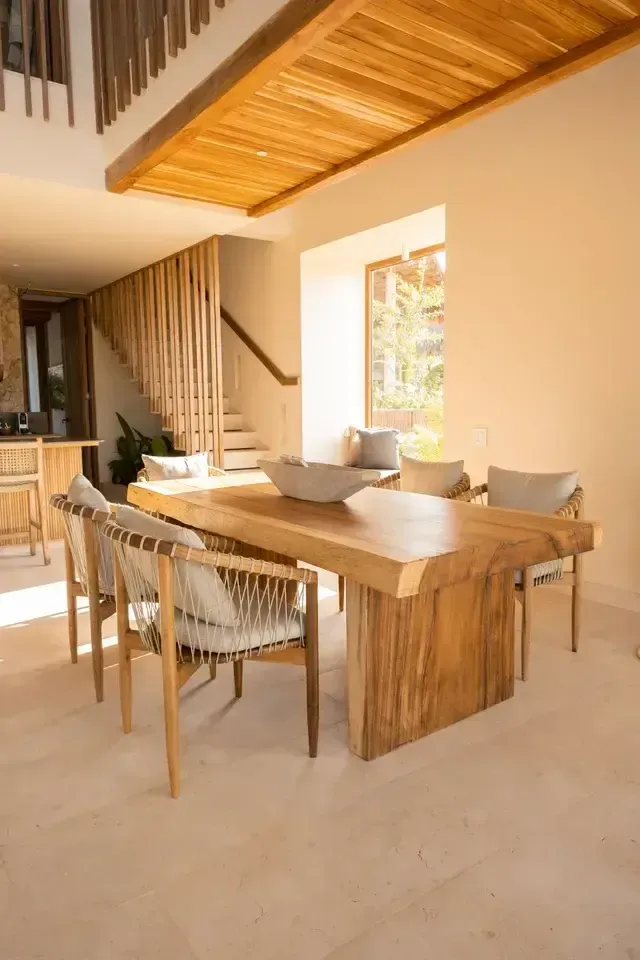 Comedor iluminado en villa del Hotel Aimarawa, San Antero. Alojamiento de lujo sostenible con diseño natural y cálido frente al mar Caribe.