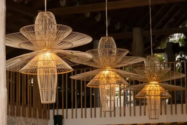 Lámparas artesanales de diseño en el Hotel Aimarawa en San Antero, Córdoba. Detalle de la decoración sostenible que refleja el estilo eco chic de este hotel de lujo frente al mar Caribe en Colombia.