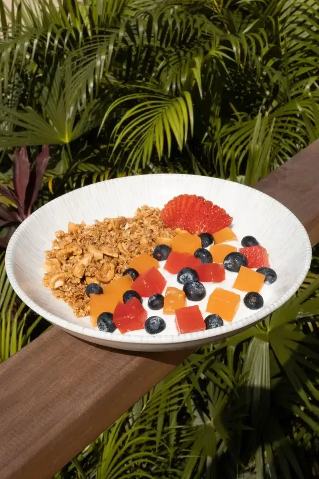 Bowl de yogur con granola artesanal, frutas tropicales y arándanos frescos en el Hotel Aimarawa Punta Bolívar, opción de desayuno saludable frente al mar Caribe en San Antero Córdoba.