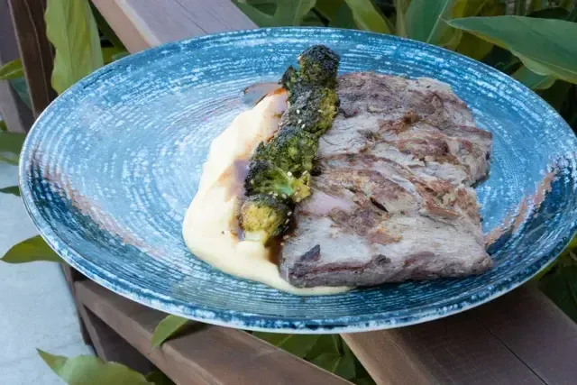 Entraña Angus a la parrilla con puré cremoso y vegetales al grill, especialidad del restaurante del Hotel Aimarawa en Punta Bolívar, cocina de autor frente al mar Caribe.