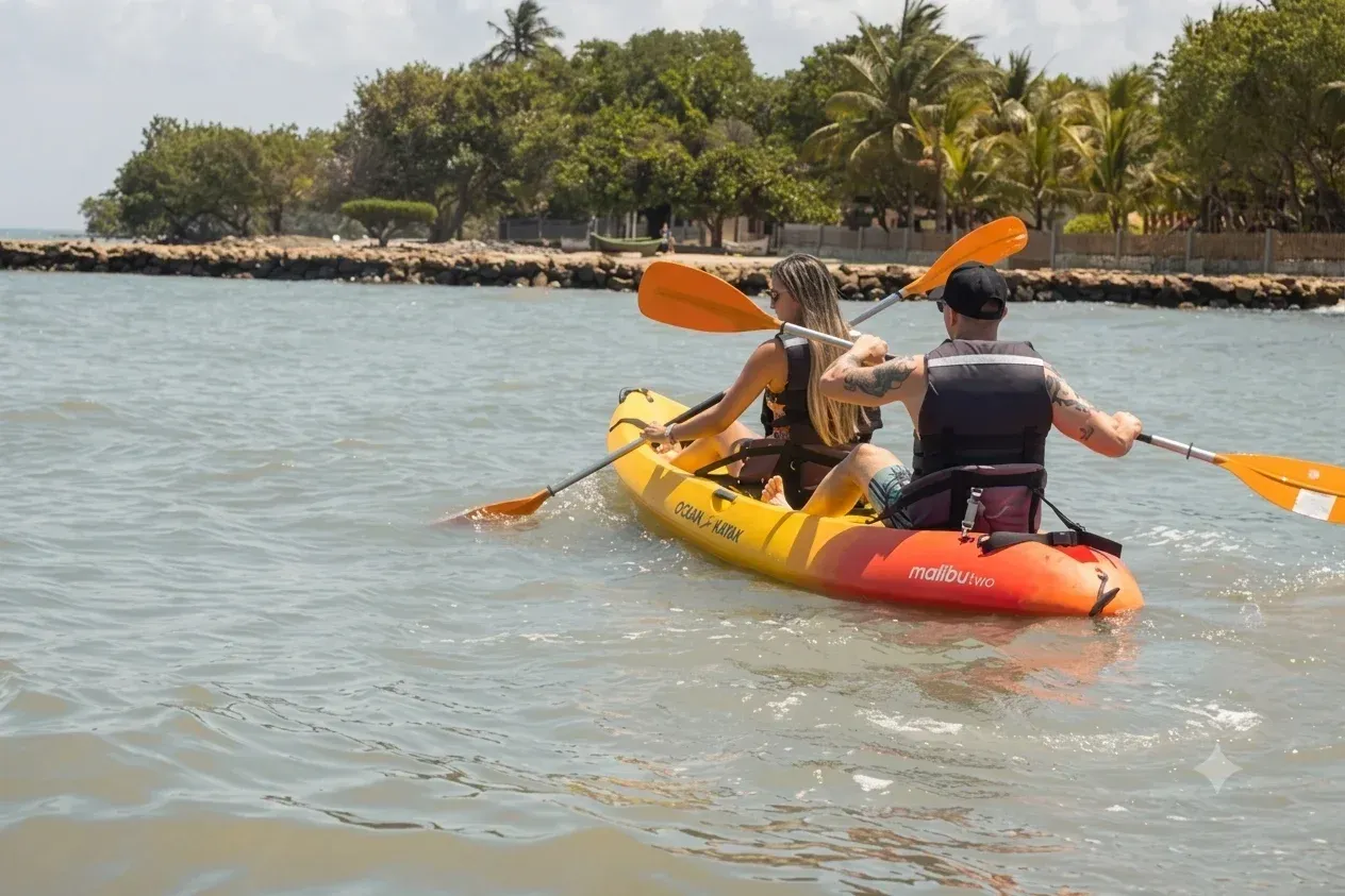 Actividad acuática frente a hoteles en san antero, experiencia recreativa desde Hotel Aimarawa