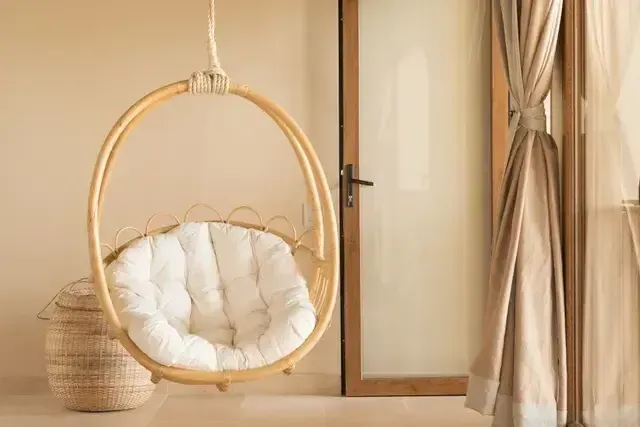 Hamaca colgante de diseño artesanal en habitación del Aimarawa en San Antero. Hotel de lujo en Colombia ideal para descansar frente al mar.