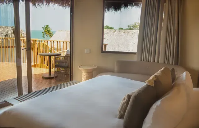 Habitación del Hotel Aimarawa en Punta Bolívar con balcón privado y vista panorámica al mar Caribe