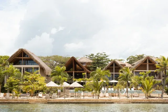 Aimarawa, entre los hoteles en san antero con cabañas de techo de palma y rodeado de vegetación tropical.