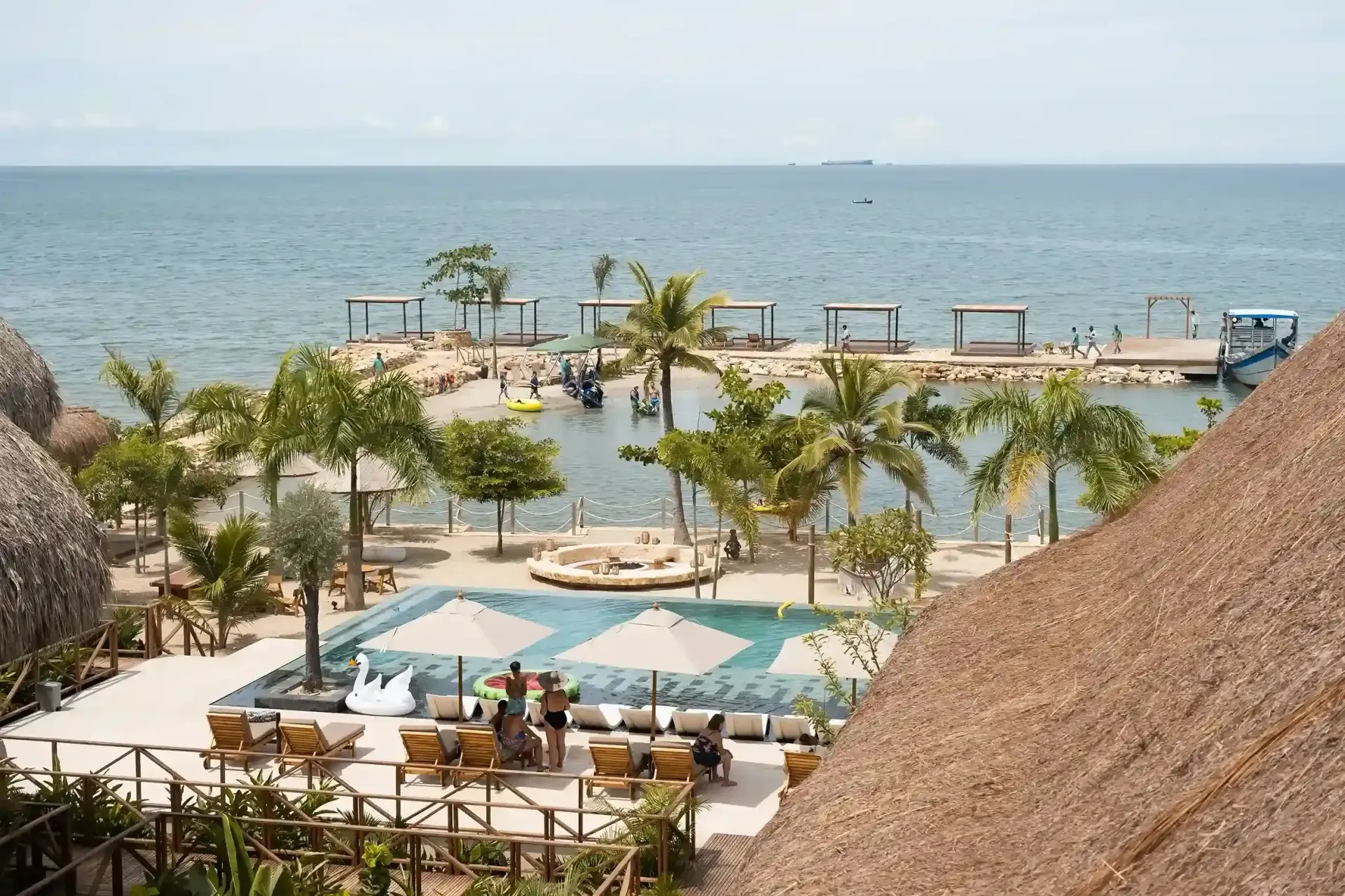 Vista aérea de hotel frente al mar en San Antero Punta Bolívar, con piscina, palmeras y acceso directo a la playa.