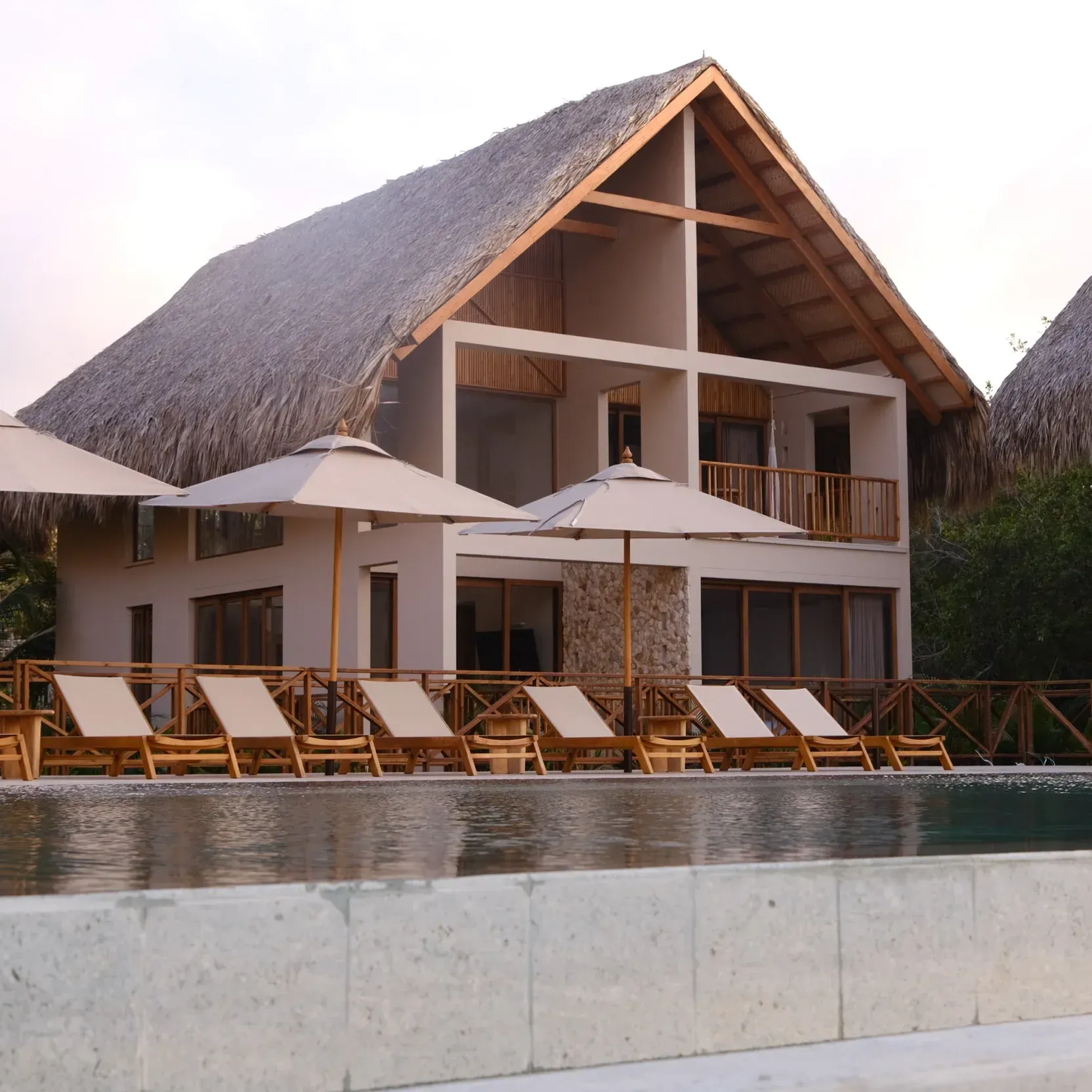 Habitaciones tipo villa con piscina en hotel en San Antero Punta Bolívar, alojamiento frente al mar con arquitectura caribeña.