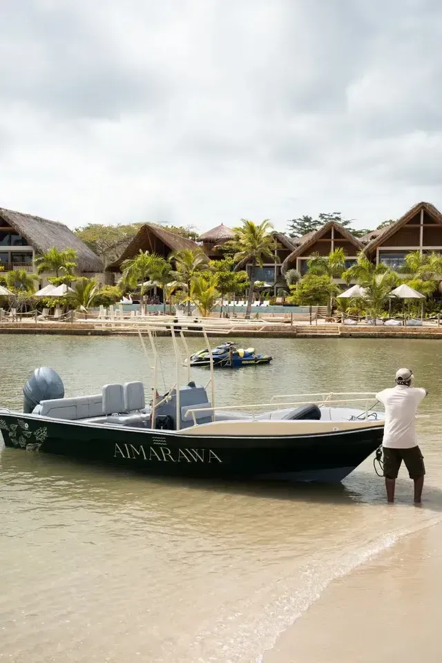 Lancha privada del Hotel Aimarawa en San Antero, Córdoba, ideal para paseos marítimos y actividades náuticas en el Caribe colombiano. Turismo de lujo y experiencias únicas frente al mar en Colombia.