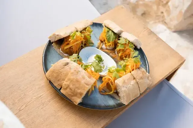 Panini artesanal con vegetales frescos y aderezo casero servido en el restaurante del Hotel Aimarawa Punta Bolívar, experiencia gastronómica única en San Antero frente al mar.