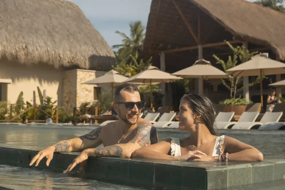 Escapada de pareja: tarde de piscina frente al mar en San Antero, Córdoba.