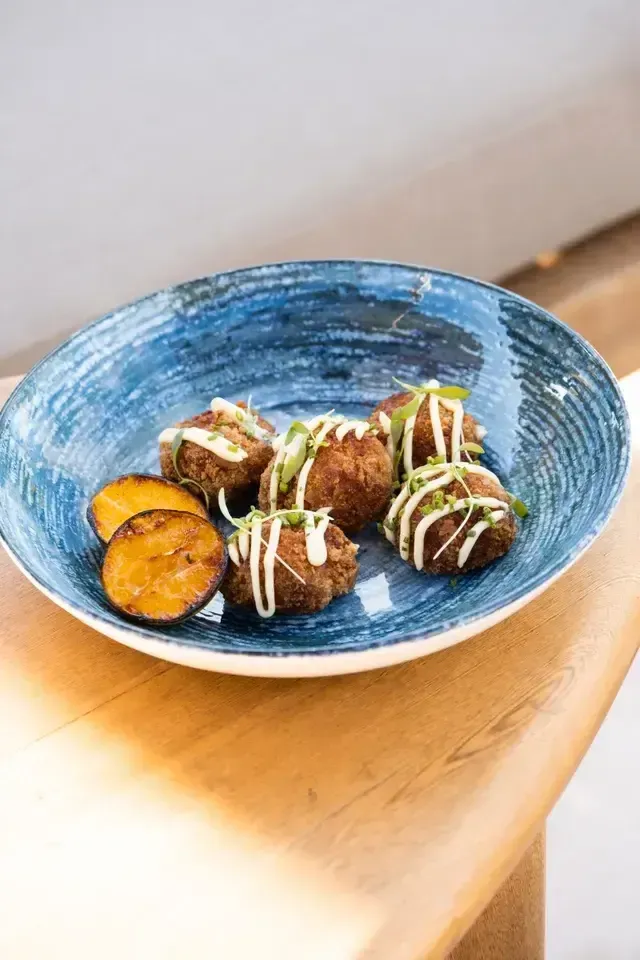 Carimañolas caribeñas servidas con limón asado en el restaurante del Hotel Aimarawa San Antero, cocina típica de Córdoba y el Caribe colombiano.