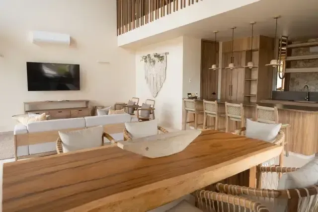 Sala y comedor de villa en el Hotel Aimarawa. Alojamiento frente al mar en San Antero con diseño natural en madera y espacios acogedores.