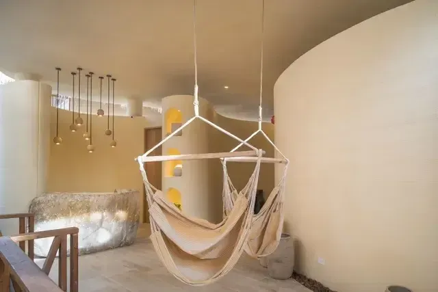 Zona de descanso en el Hotel Aimarawa, hotel de lujo en San Antero, con hamacas colgantes, diseño orgánico y ambiente exclusivo para relajación.