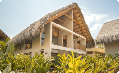 Bungalows en San Antero con techo de palma, balcón y entorno natural para una estadía de descanso.