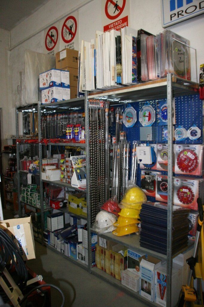 Scaffale con attrezzature edili