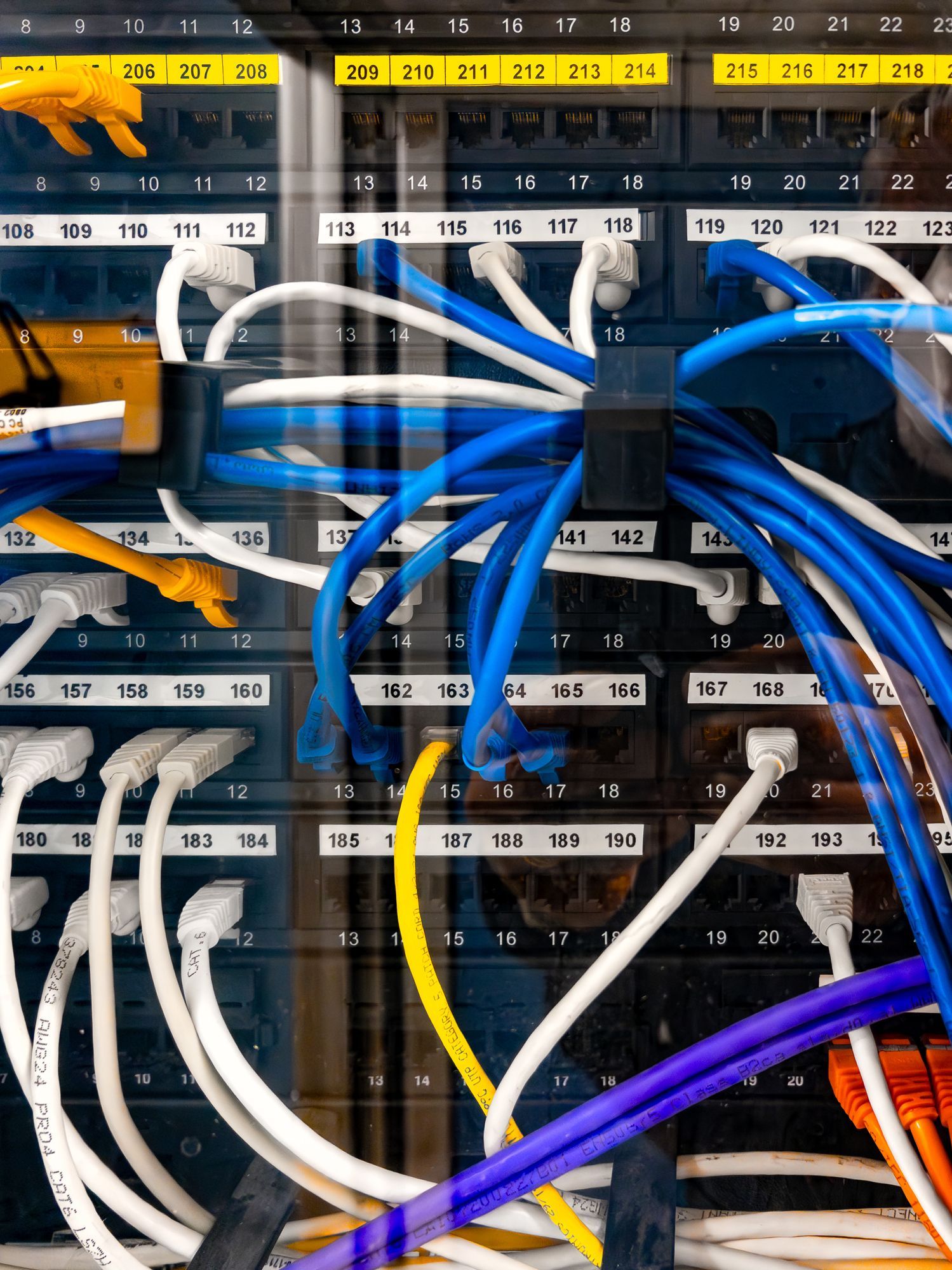 Un mucchio di fili sono collegati a una scatola che riporta la scritta tg