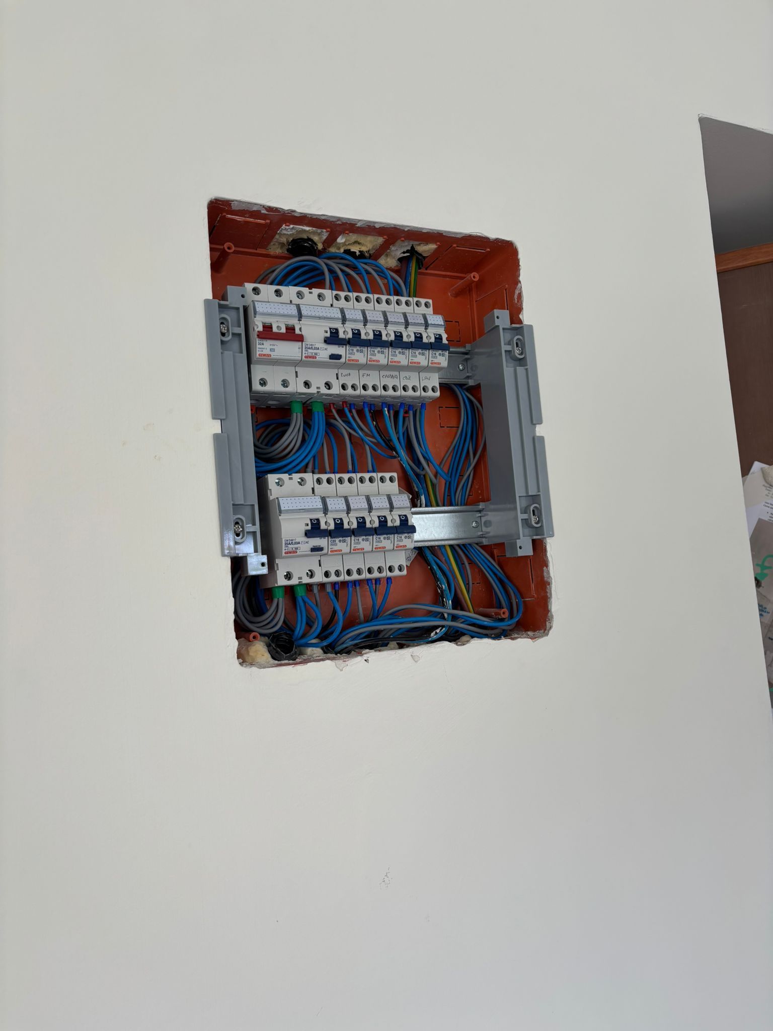 Una scatola elettrica da cui escono molti fili