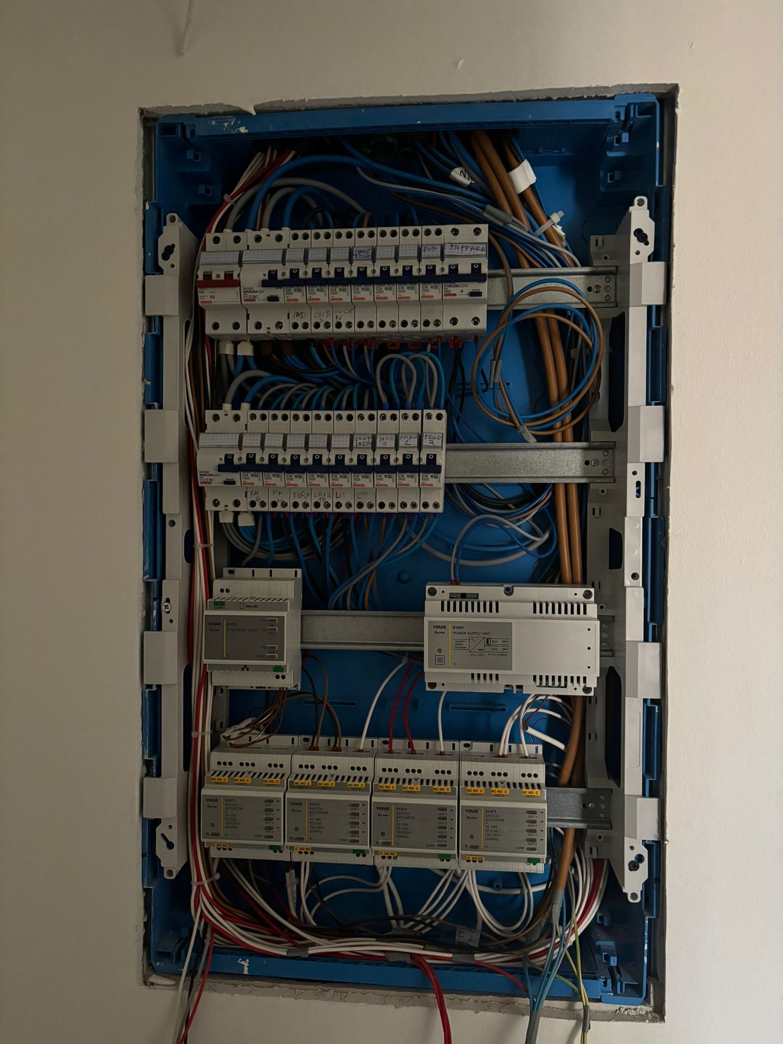 Una scatola blu con un mucchio di fili dentro