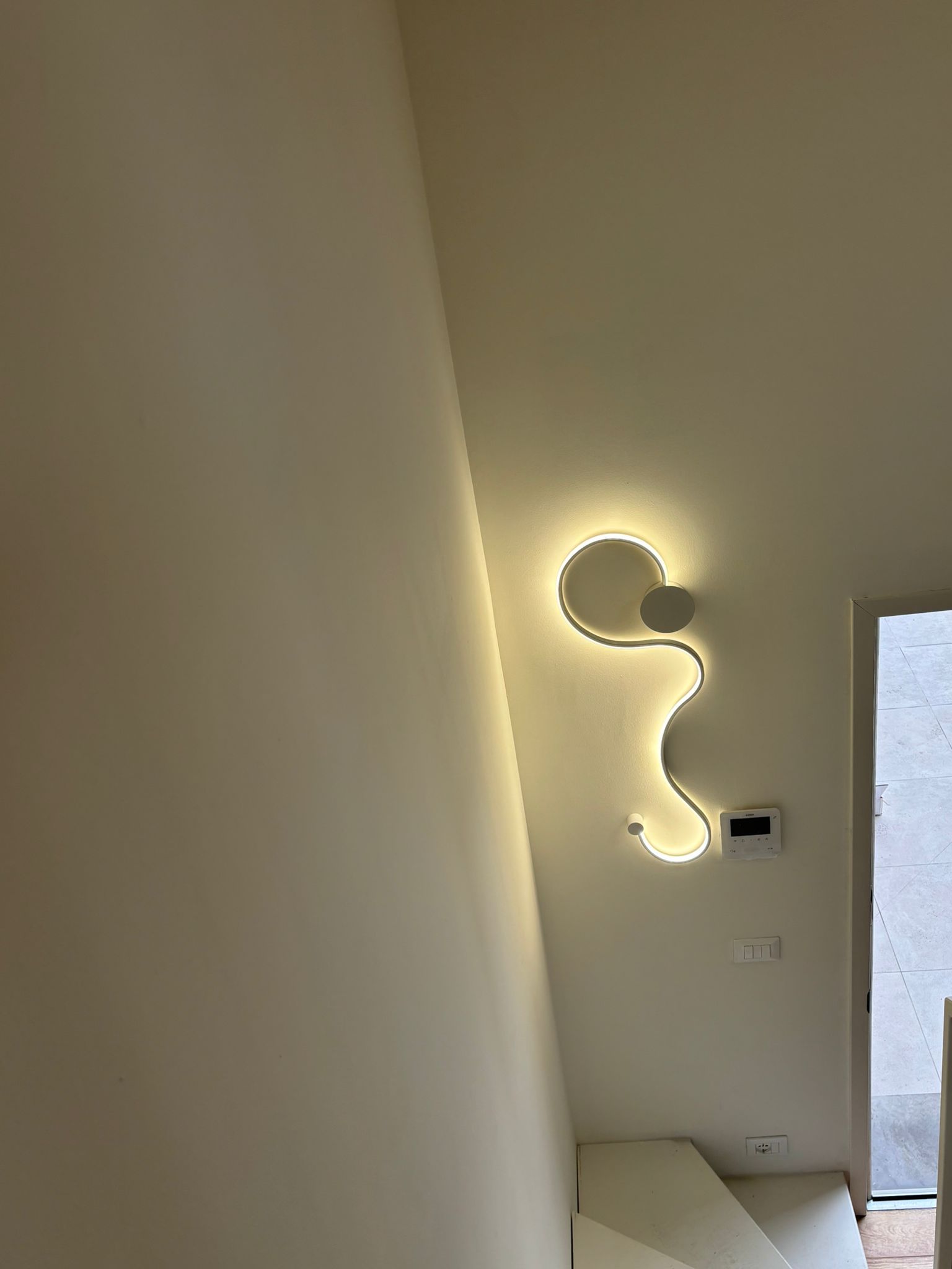 Una luce su un muro con il numero 3 sopra