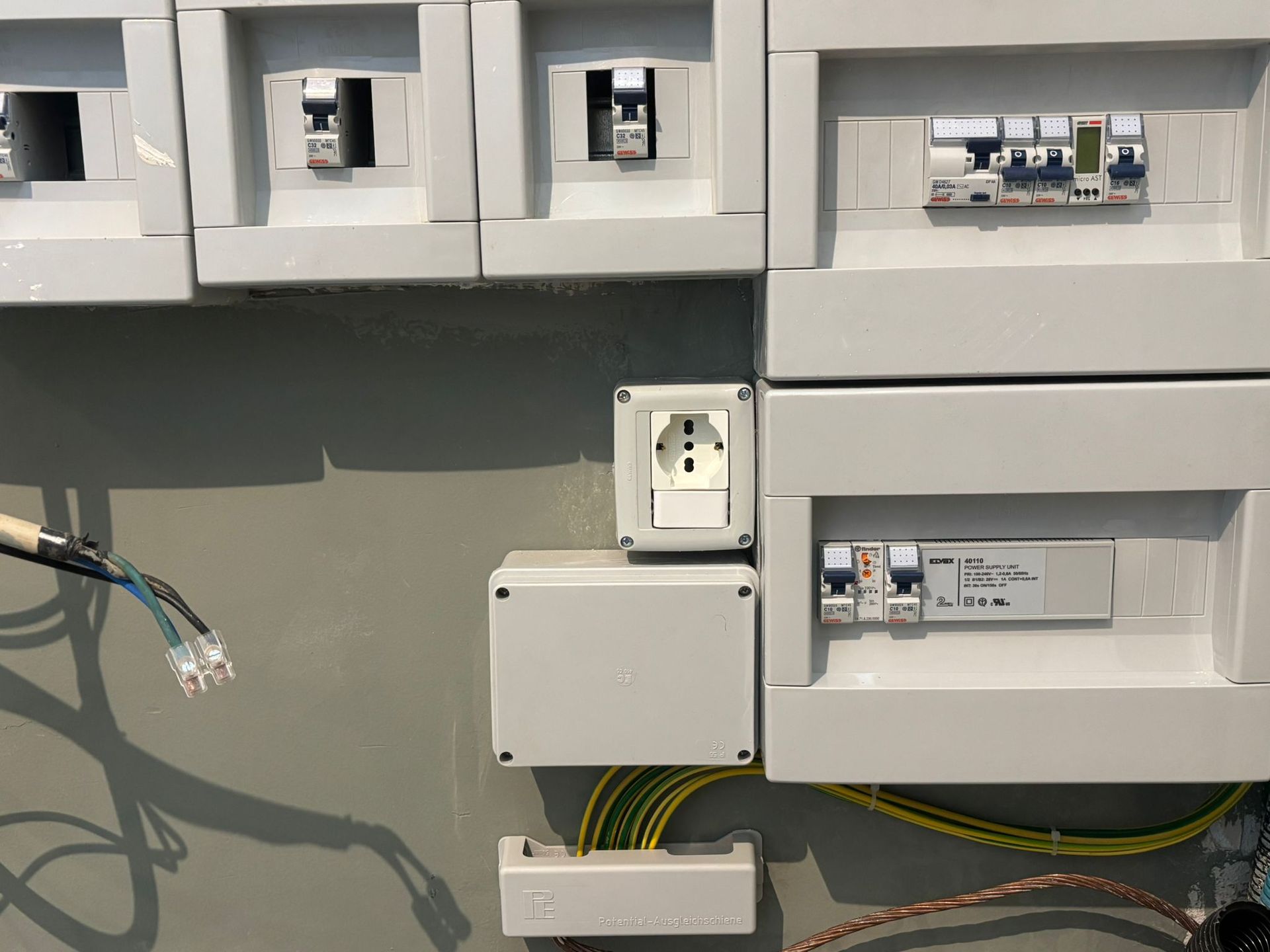 Un mucchio di scatole elettriche sono appoggiate su un tavolo