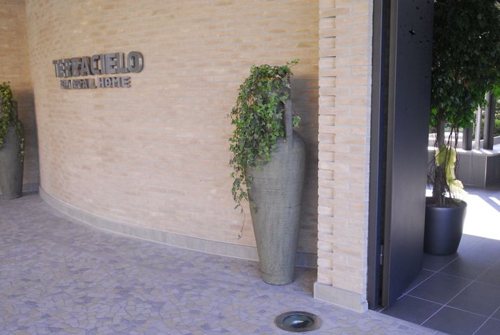 ingresso dell'agenzia funebre a Modena