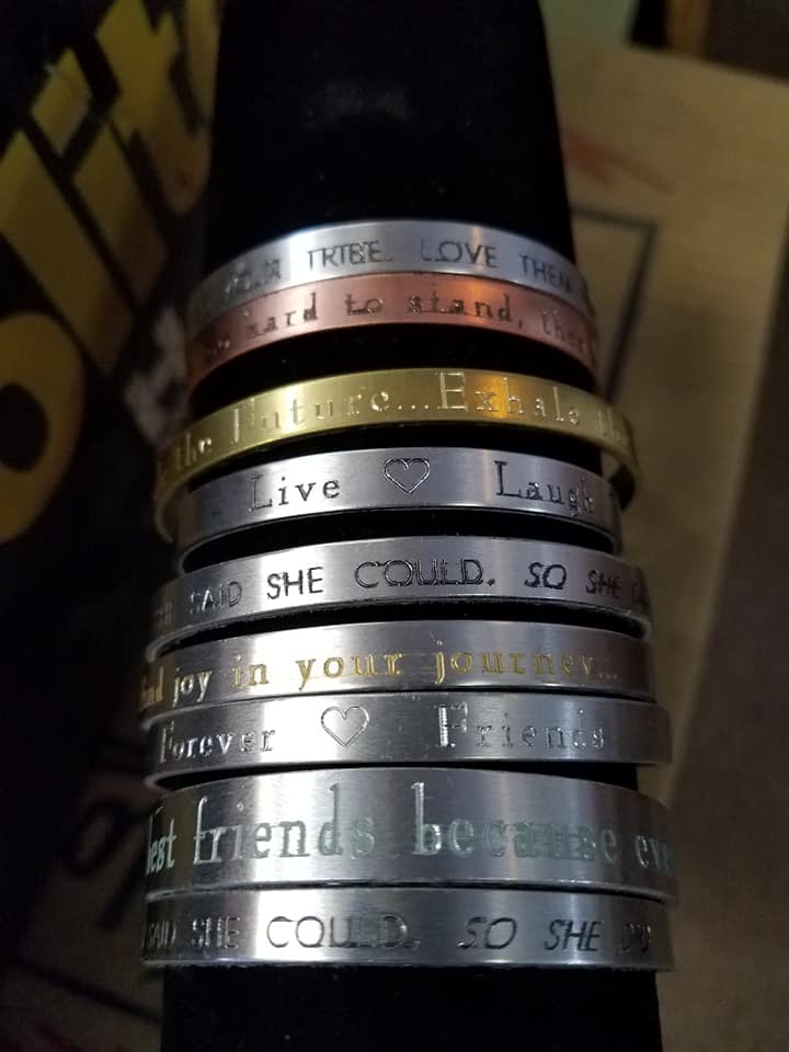 Engraved and printed jewelry. Custom gifts and engraving