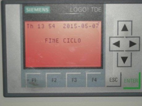 monitor con indicato FINE CICLO
