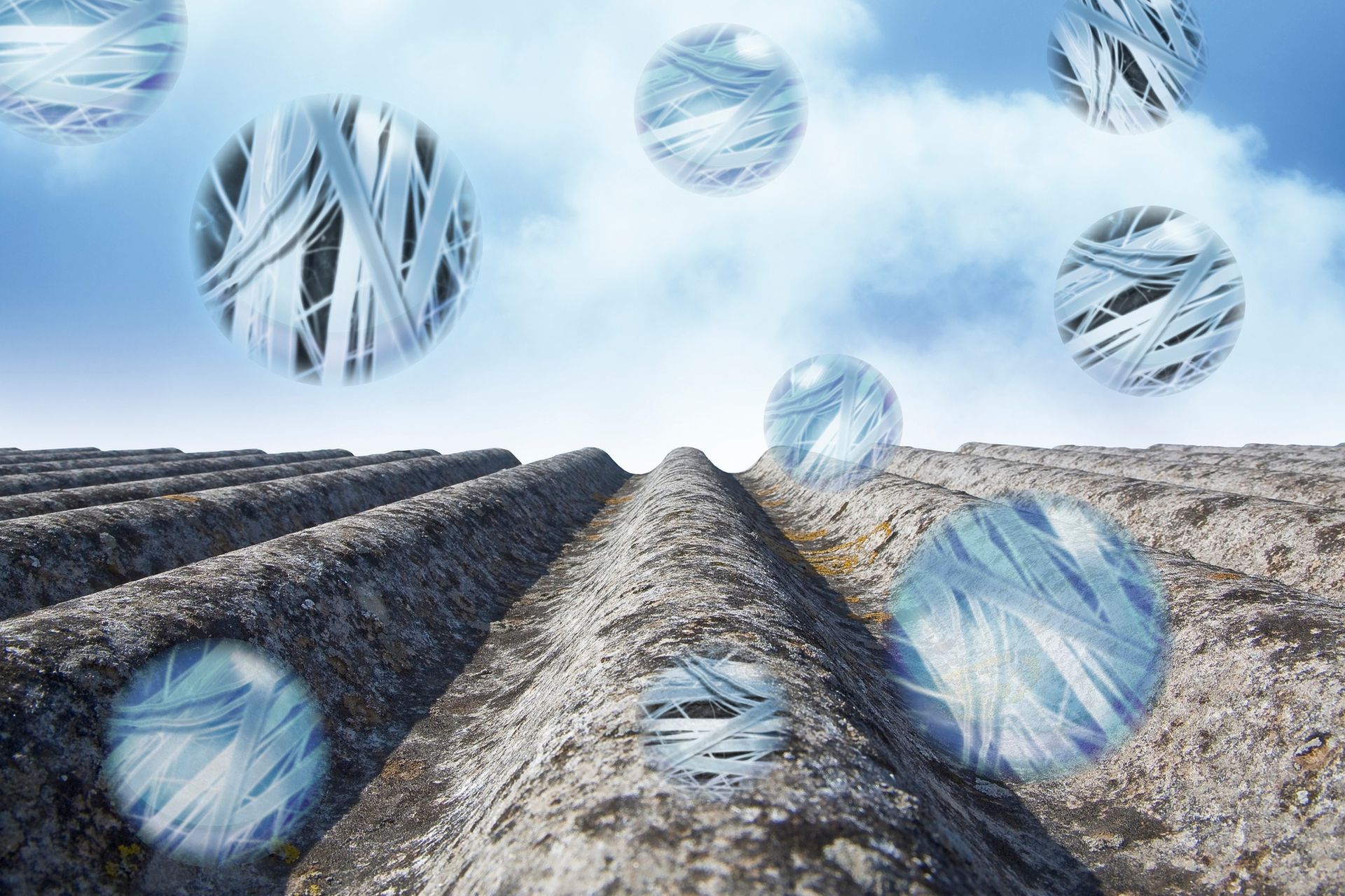 Primo piano di un tetto ondulato e deteriorato dagli agenti atmosferici, con bolle galleggianti contenenti fibre di amianto ingrandite.